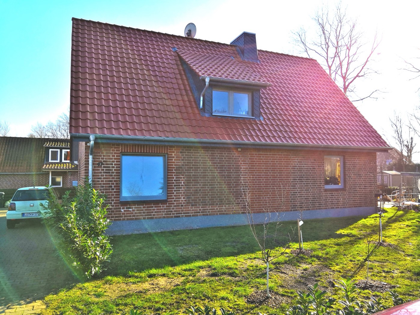 Backsteinhaus mit neu eingedecktem Dach