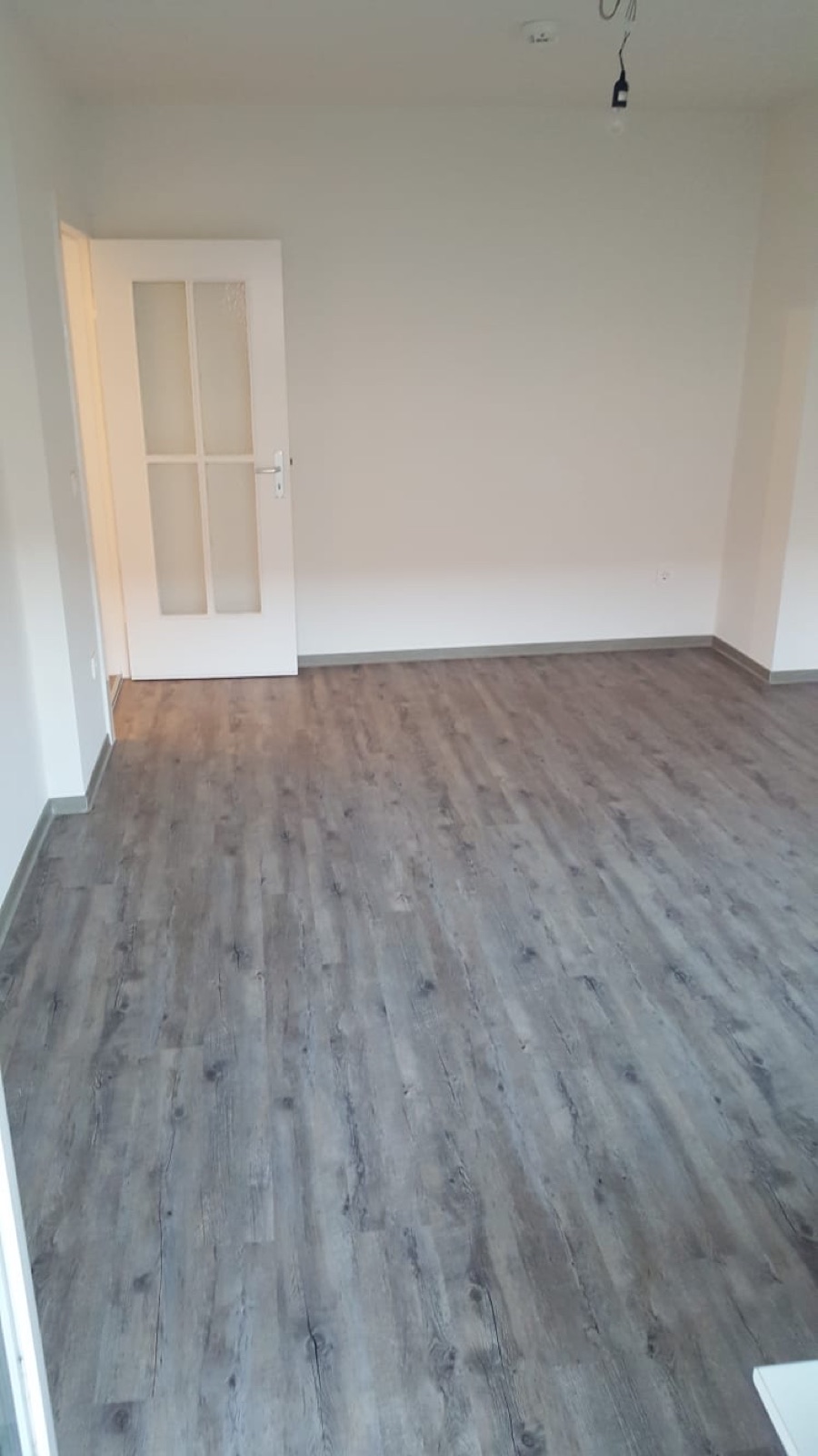 Renovierter Wohnraum mit neuem Vinylboden
